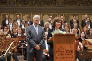 Domnul Andrei Dimitriu si Doamna Ana Blandiana, la deschiderea Concertului jubiliar. Foto: Florin Esanu.