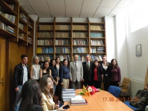 Domnul Presedinte Emil Constantinescu, in mijlocul studentilor jurnalisti clujeni.