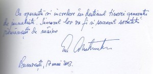 Un autograf al Domnului Presedinte Emil Constantinescu, in Cartea de Onoare a Departamentului de Jurnalism.