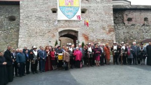 Participantii la simpozion, impreuna cu Garda de Onoare a Cetatii Fagaras