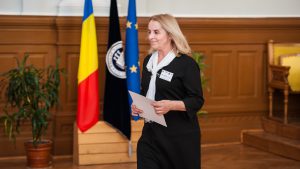 Maria Danilov, la Cluj-Napoca, 30 martie 2017, primind Diploma de Onoare din partea Asociatiei Romane de Istorie a Presei, cu ocazia implinirii a zece ani de la infiintare. 