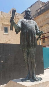 Statuia Marelui Maestru al Ordinului Ioanit, Jean Parisot de la Vallette, cu mâna stângă pe sabie, iar în dreapta ţinând planul viitorului oraş, care acum îi poartă numele. Foto: Doina Rad