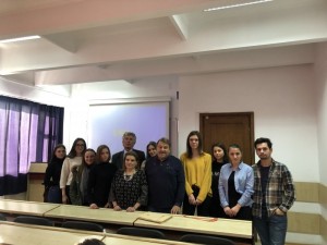 Prof. Sorana Rotta si prof. univ. dr. Razvan Rotta, in mijlocul unui grup de studenti jurnalisti.